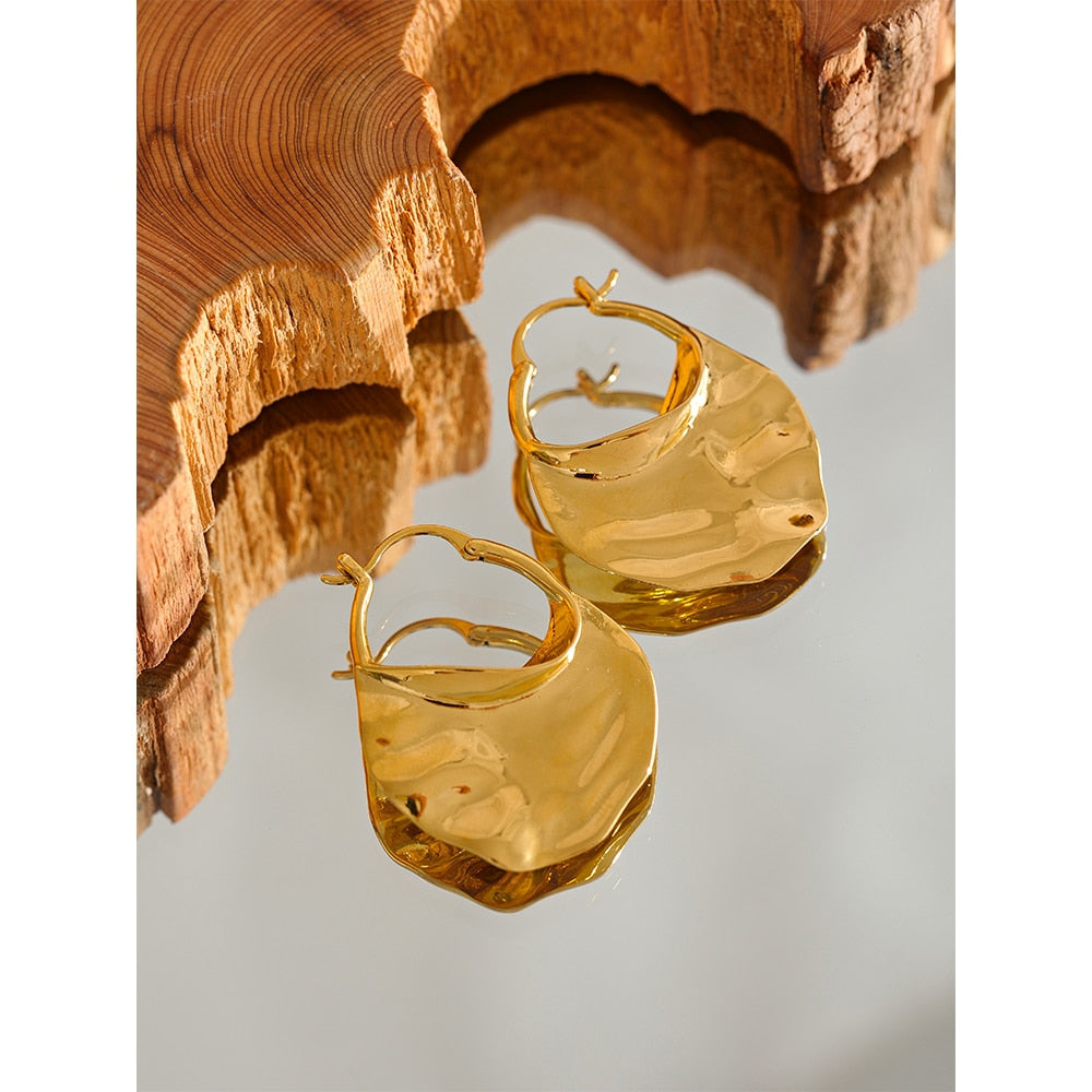 CHIC HUGGIE EARRING