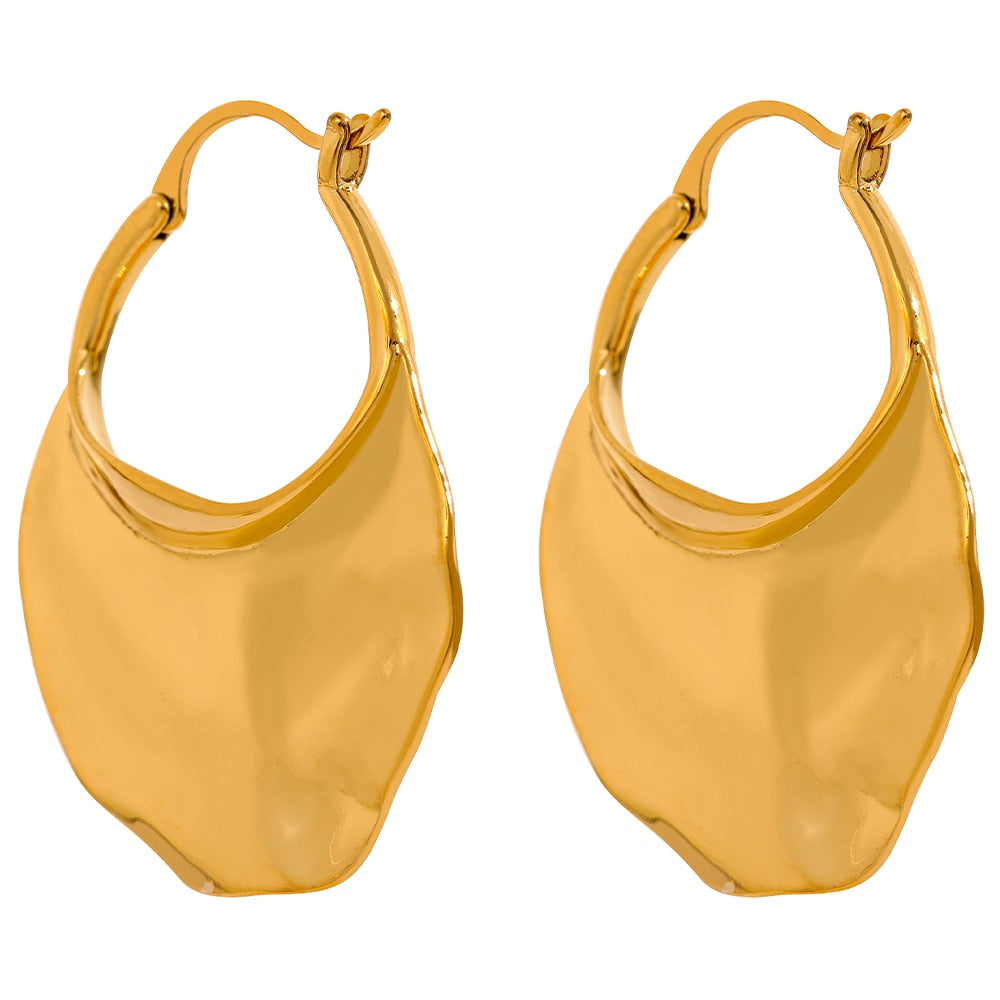 CHIC HUGGIE EARRING